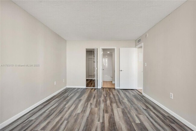 Building Photo - 1300 NE Miami Gardens Dr