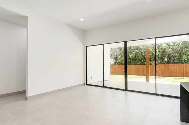 Building Photo - 6254 Linden Ln