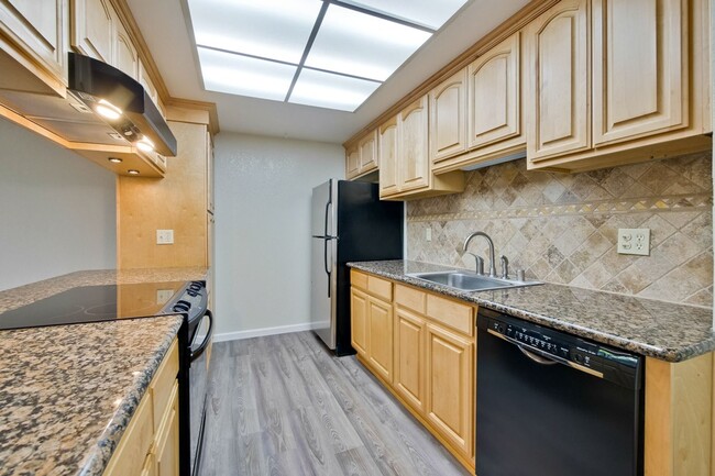 Building Photo - Lovely and Spacious 2BR 2.5BA Condo in Gre...