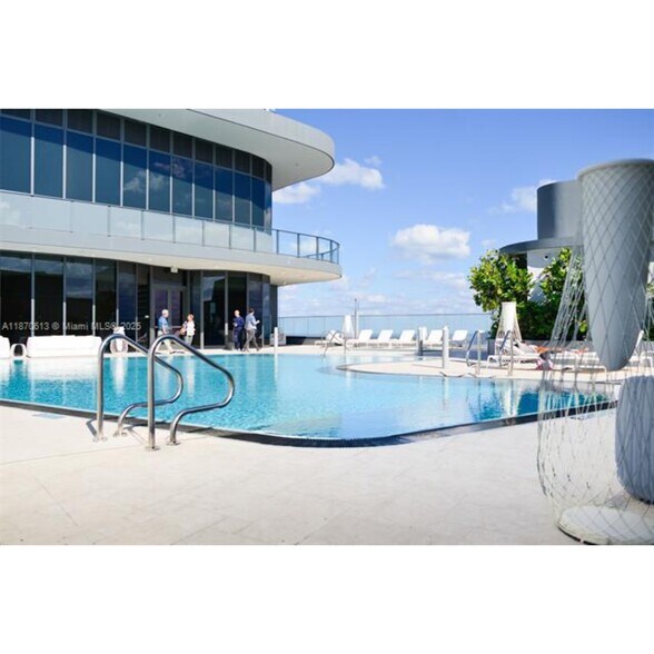 Building Photo - 1000 Brickell Plz