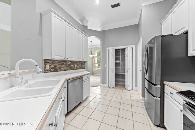 Building Photo - 7851 Heather Lake Ct E