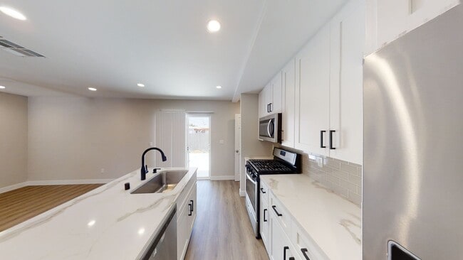 Building Photo - Newly Renovated, 7 BD 4 BR, Close to Campu...