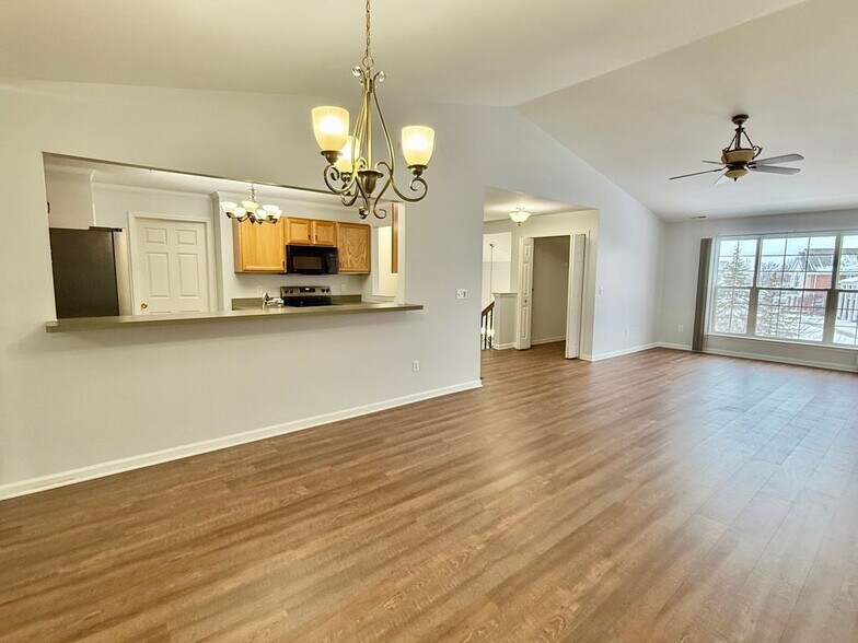 Building Photo - 46116 Rhodes Dr