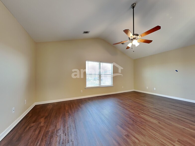 Building Photo - 170 Lake Pointe Dr