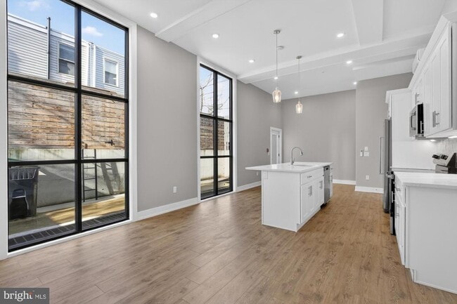 Building Photo - 2034 N Front St