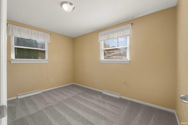 Building Photo - 2221 Graham Dr