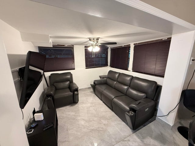 Building Photo - 1382 NE 28th St