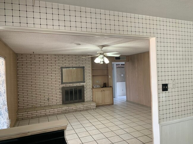 Building Photo - 10609 Lakewood Ave