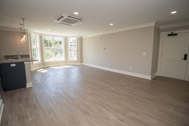 Building Photo - Luxury Living in the Heart of Downtown Col...