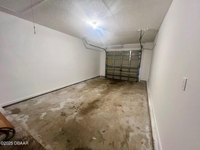 Building Photo - 11 Plainview Dr