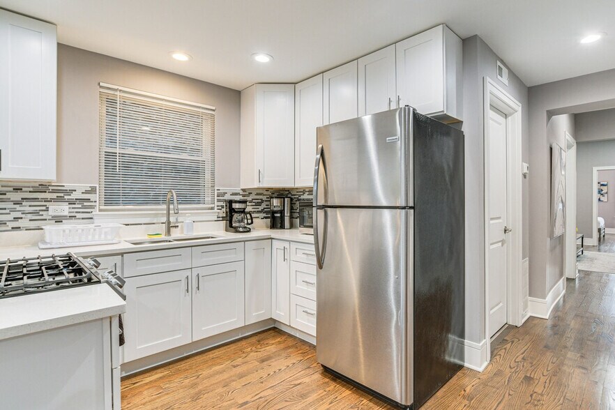 Building Photo - 2148 W Chicago Ave