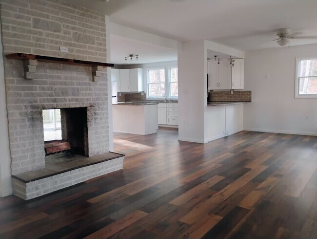 Building Photo - 110 W Fairview St