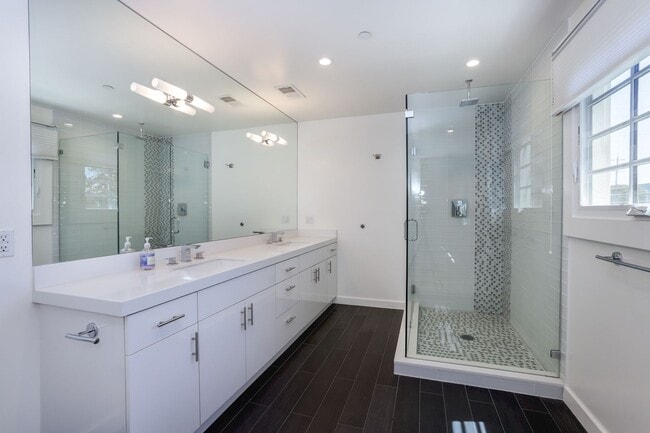 Building Photo - 2 Bed / 2.5 Bath Luxurious townhome near d...