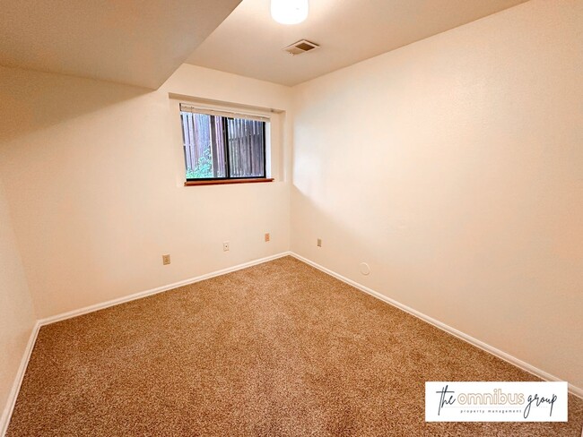 Building Photo - 4BD/2BA Fall Pre-Lease in Quiet Neighborhood!