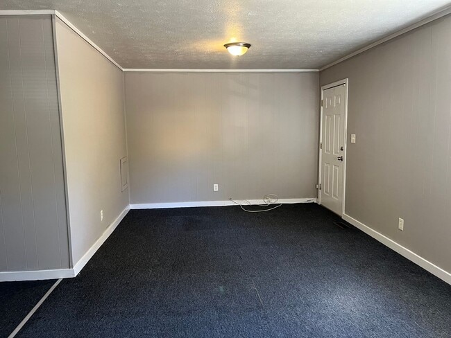 Building Photo - 2 bed 1 Bath Duplex