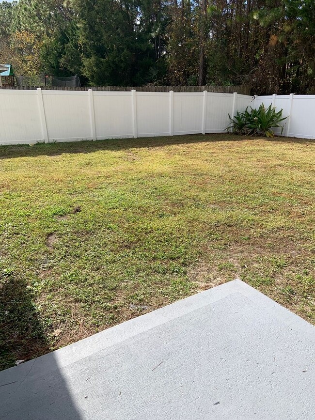 Building Photo - Updated 3 bed/ 2bath- Lehigh Woods