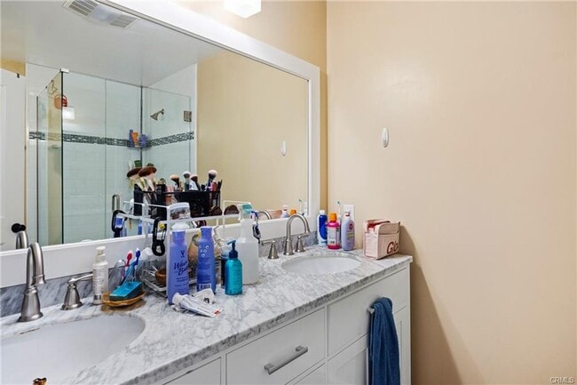 Building Photo - Updated 4bd/3ba House Right Off of Highland Dr