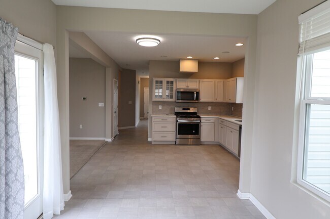 Building Photo - 1899 Lakecrest Dr