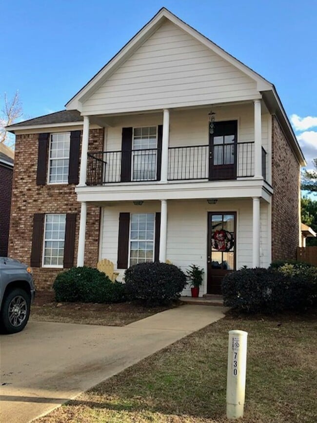 Building Photo - 3 bedroom, 3 Bath in Oxford, small fenced yard.