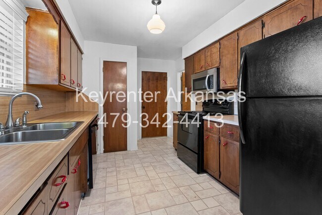 Building Photo - Beautiful Home in Springdale with Sunroom!