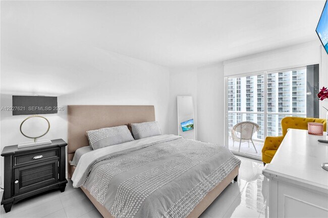 Building Photo - 16485 Collins Ave