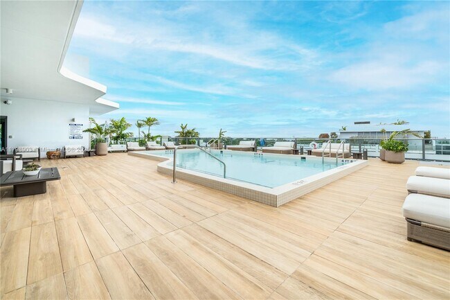 Building Photo - 9901 W Bay Harbor Dr