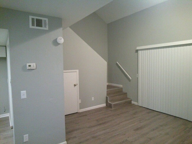 Building Photo - Townhomes 2 beds with den.  MOVE IN TODAY
