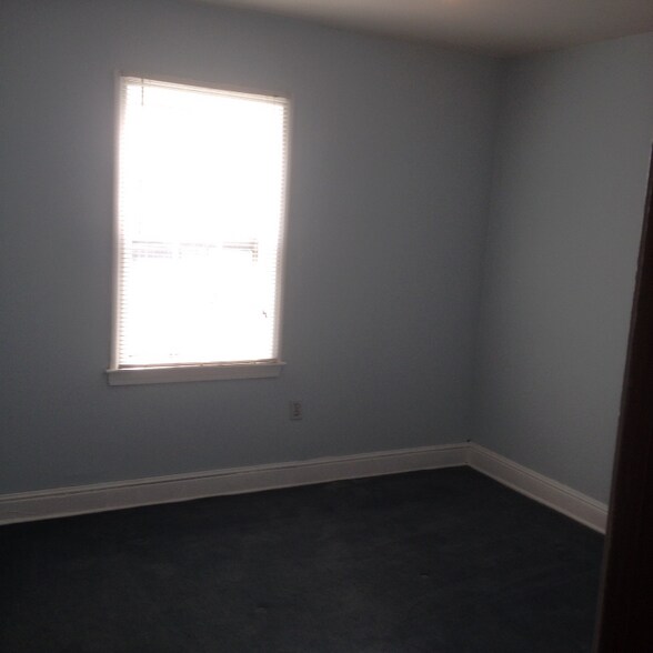 Building Photo - 1037 6th St W