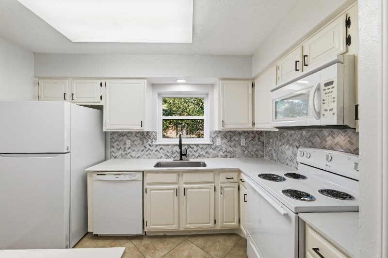 Building Photo - 15221 Berry Trail