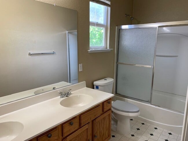 Building Photo - Big, Beautiful, Two Story Home in North Natomas