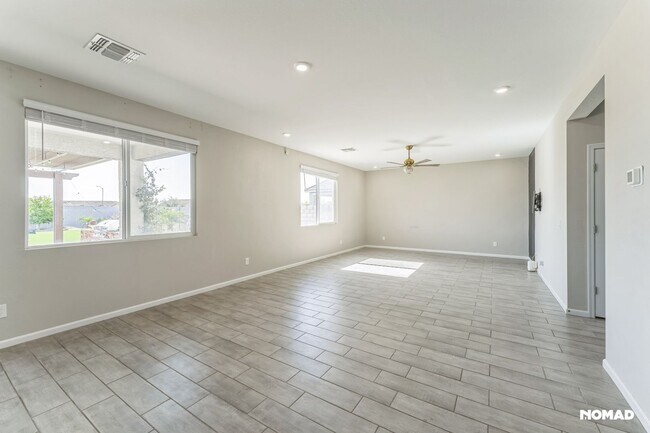 Building Photo - Spacious 5BR House in Casa Grande