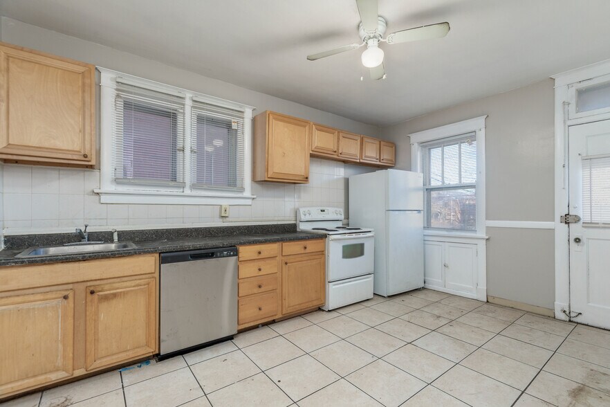 Building Photo - 3905 Dunnica Ave