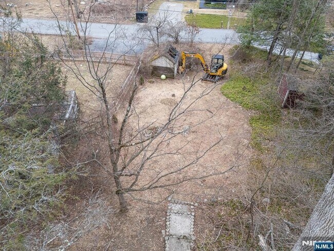 Building Photo - 240 Acabonack Rd