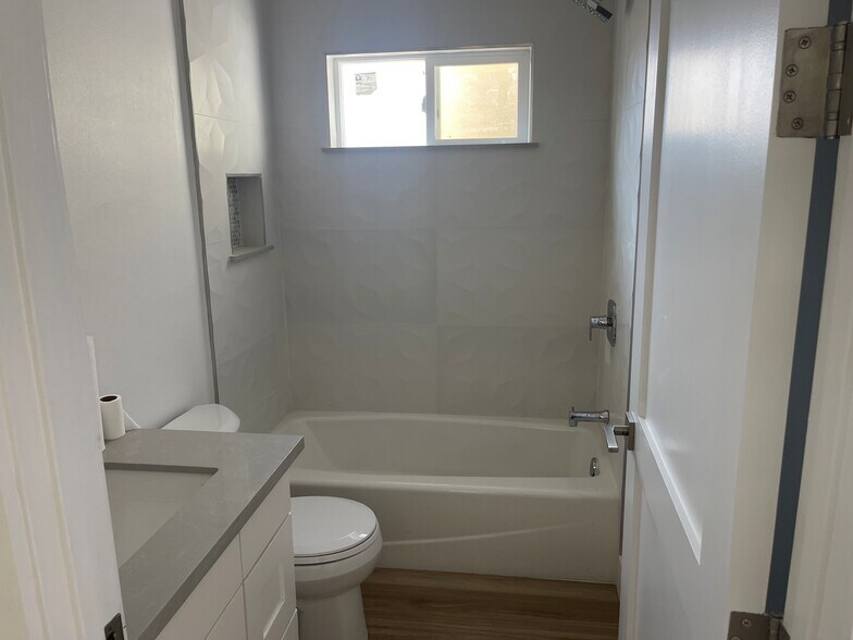 Full Bath - 15842 Mayall St