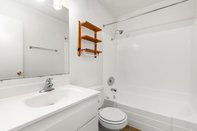 Building Photo - Move-in Ready Condo!