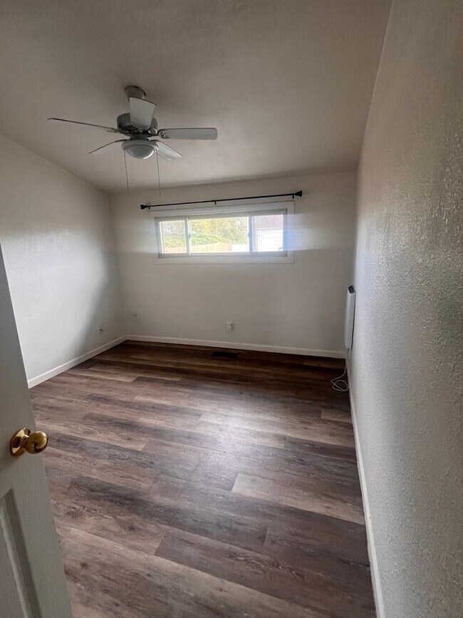 Building Photo - Holiday Move in Special  - $500 Off Rent!!!! 3 bedroom, 1 Bath home - Rare find with a large back...
