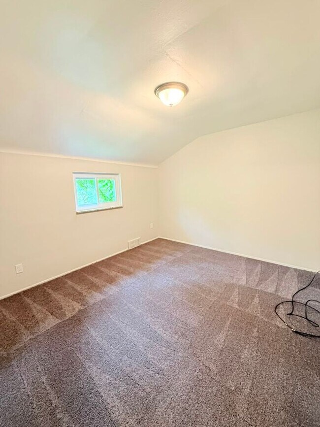 Building Photo - 472-474 Guylyn Dr