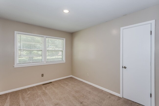 Building Photo - 3 bedroom 1 bath home in Derby