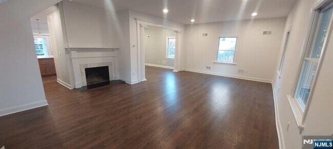 Building Photo - 321 Spring