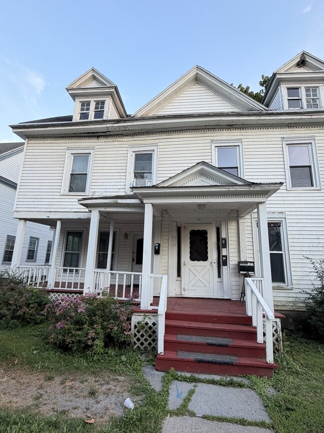Building Photo - 213 Clinton St