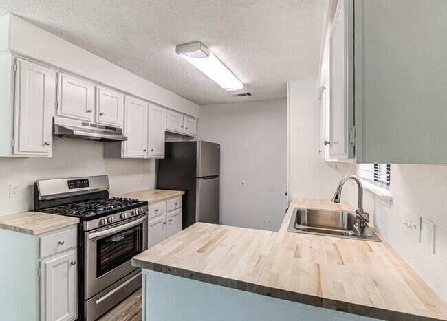Building Photo - 10105 Woodland Village Dr