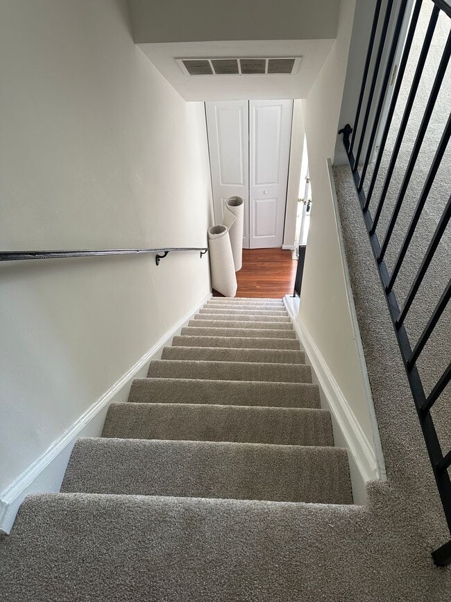 Building Photo - 290 Hilltop Ln