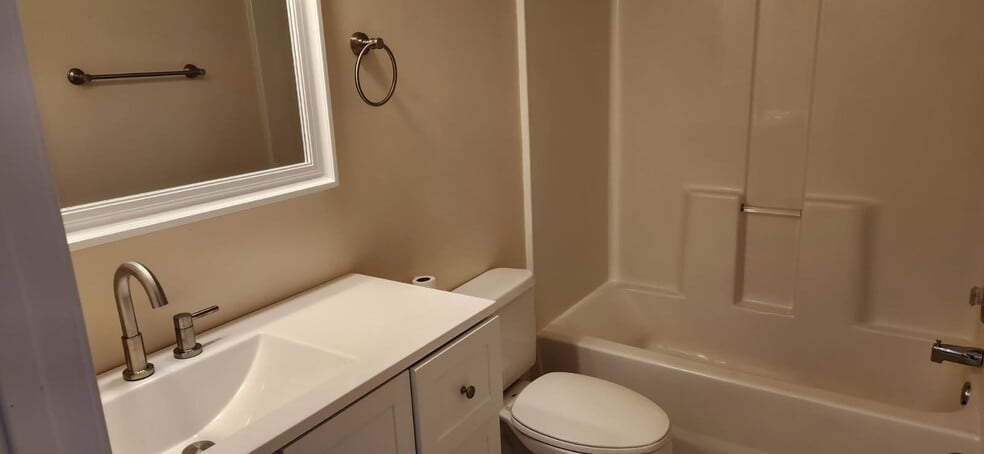 Hall Bathroom - 355 Magnolia Drive