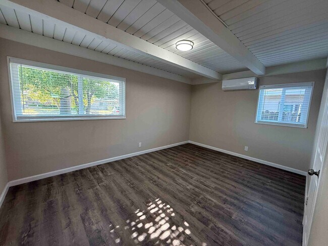 Building Photo - 3 Bed Home