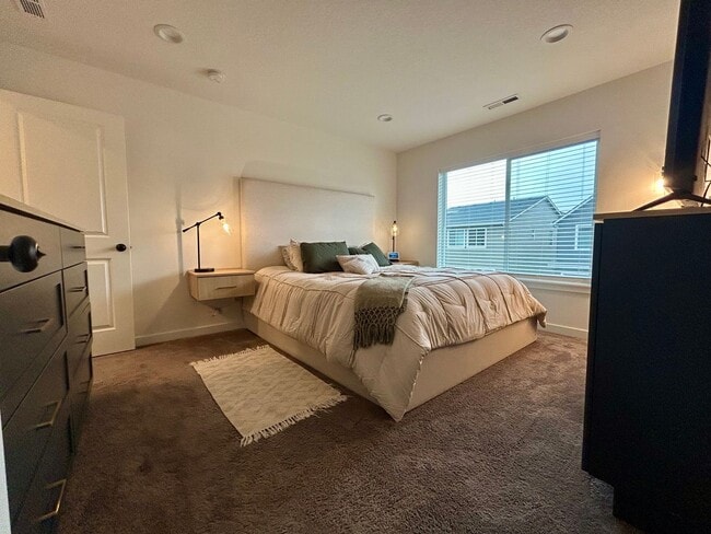 Building Photo - Beautiful Upgraded Vancouver Townhome!