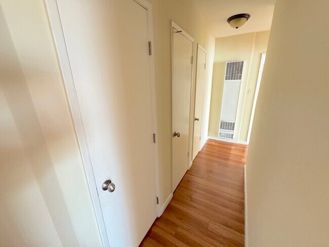Building Photo - 521 S Manhattan Pl