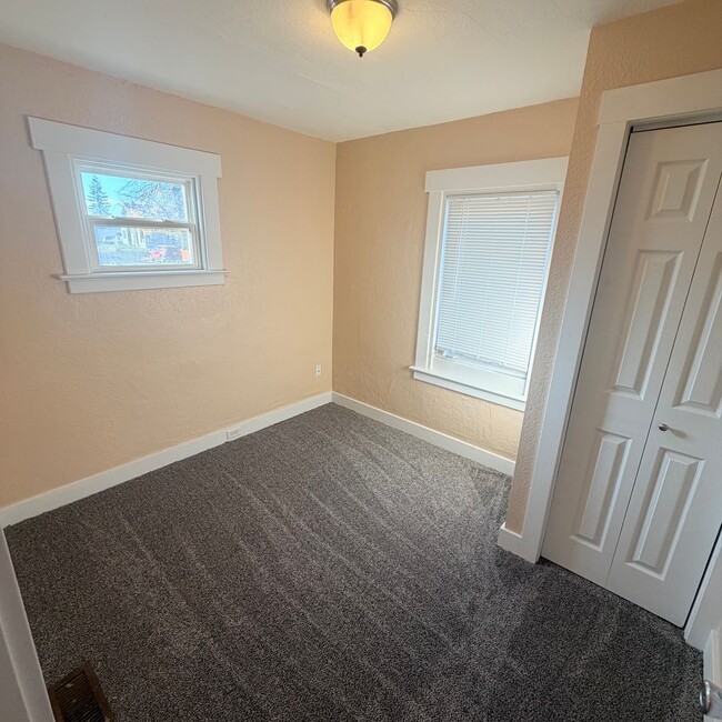 Building Photo - 2216 N Oak St