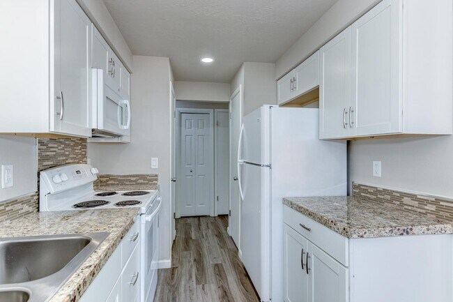 Building Photo - Beautifully Renovated 2 Bed, 1 Bath Townhouse – Available July 1st!