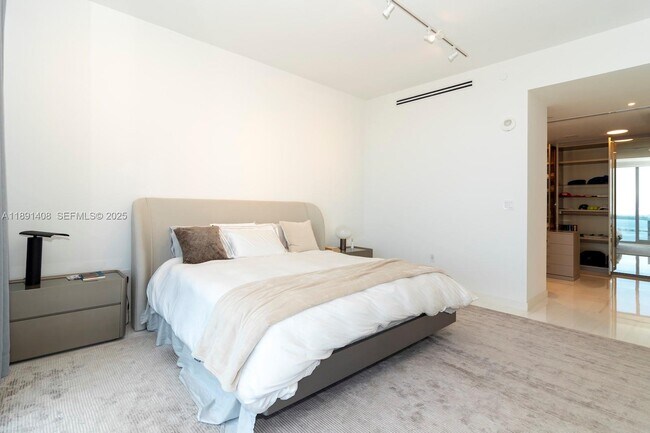 Building Photo - 300 Biscayne Blvd Way