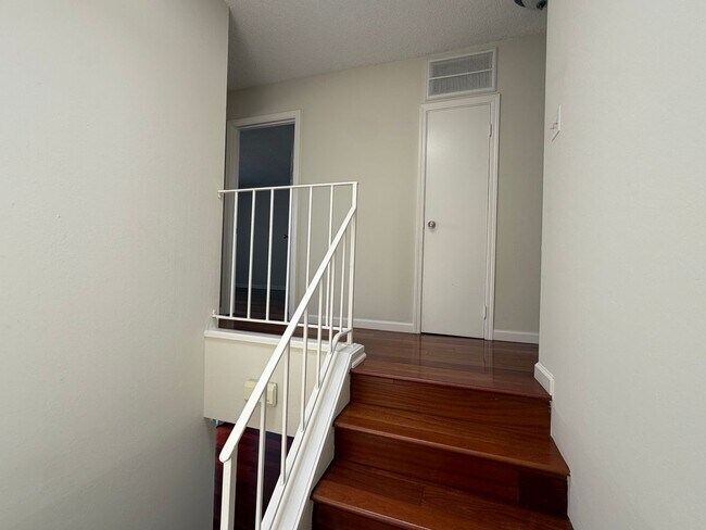 Building Photo - 3423 Catalina Ave